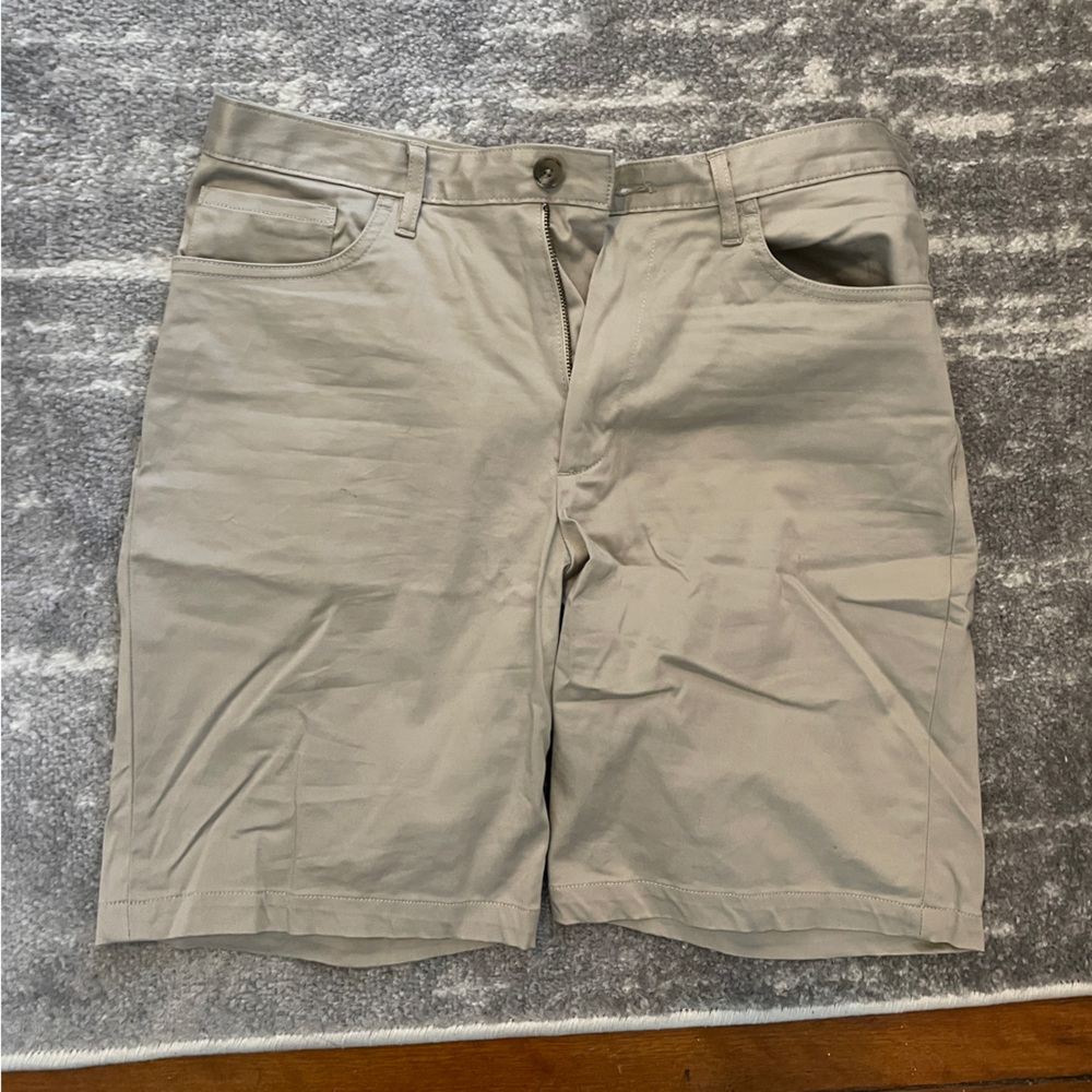Calvin Klein Mens Khaki Shorts. Size 32